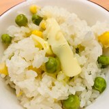 彩鮮やか♪グリンピースとコーンの洋風炊き込みご飯